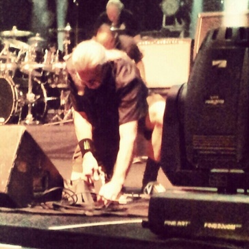 Ernie Hudson seorang Teknisi gitar Mark Tremonti - bersama Creed,Medan Indonesia 2012-menyeting perlengkapan gitar jelang show